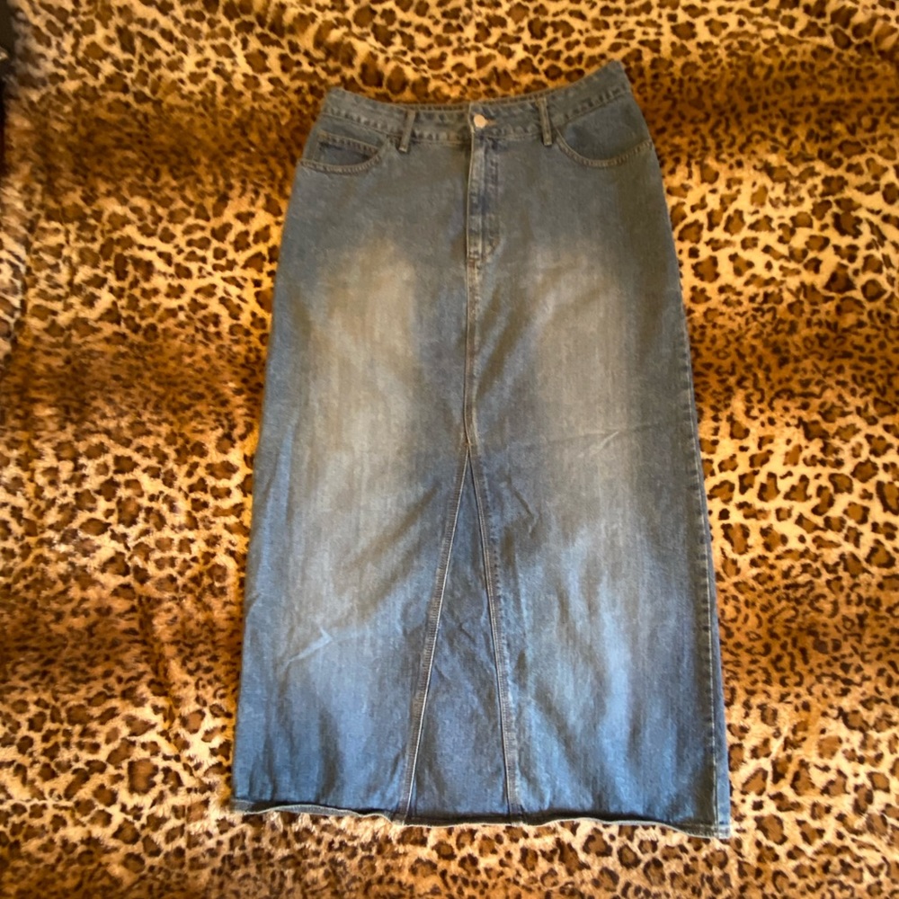 Women’s St. John’s Bay denim maxi skirt size 10. Light fade wash, rear slit.